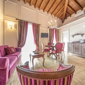 https://lady-capulet-apartments.hotelinveneto.com